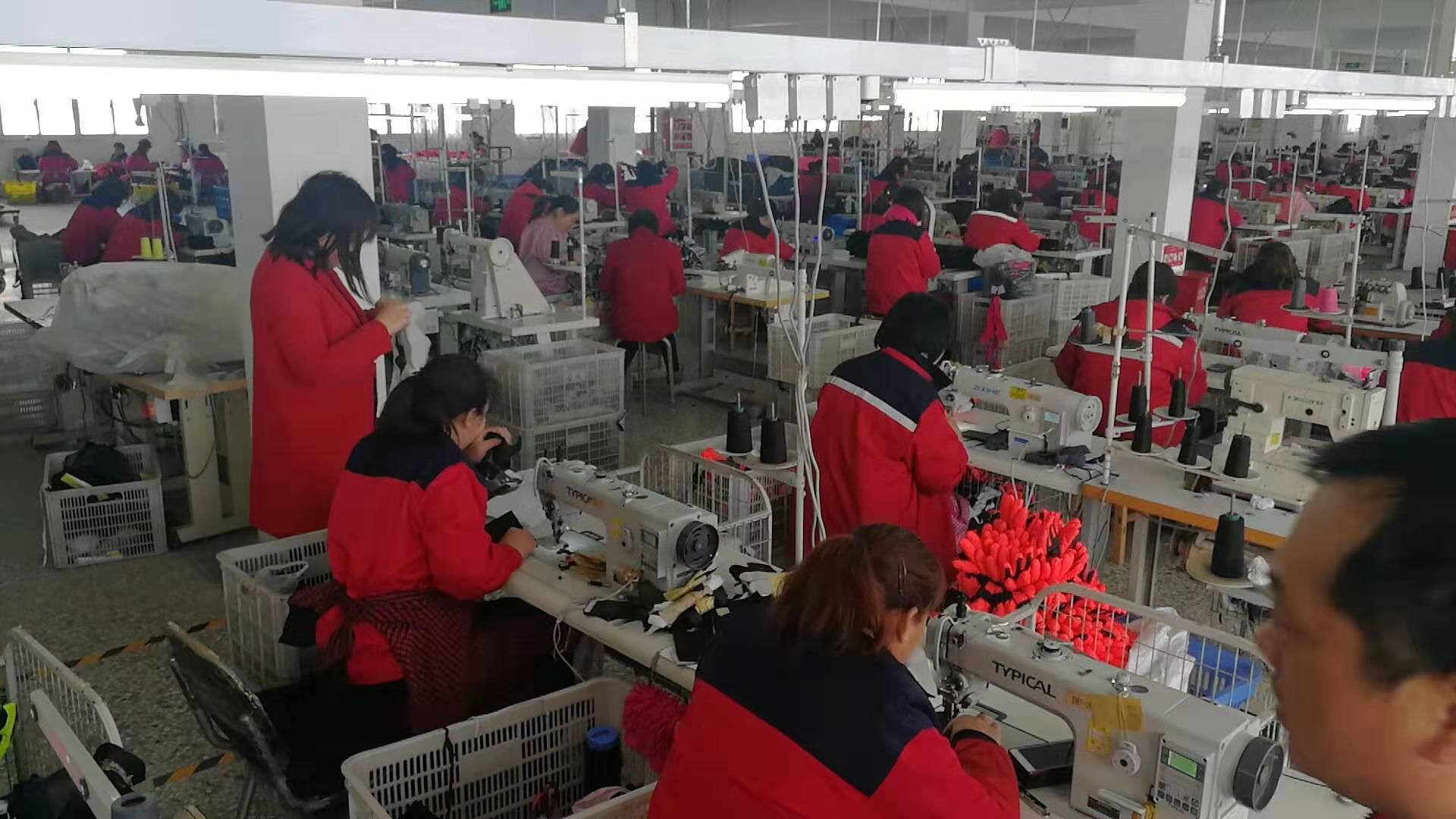 Ski and snowboard gloves for OEM customization